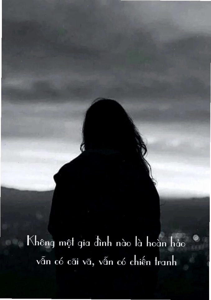 Hình ảnh đôi tay cô đơn trên nền trời xám thể hiện sự trống trải trong tình yêu