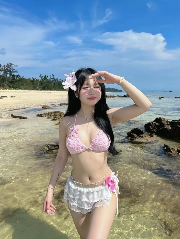 Hình ảnh gái xinh mặc bikini đi biển tạo dáng đầy cuốn hút