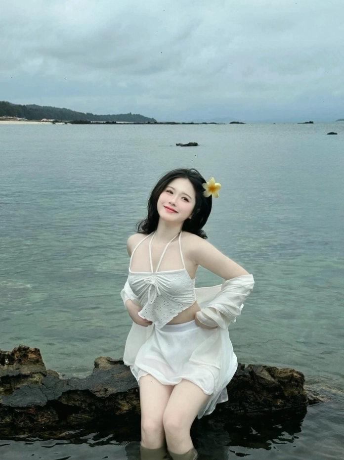 Hình ảnh gái xinh mặc bikini trên bãi biển với phong cách năng động