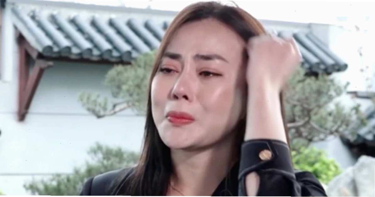 Hình ảnh hai người phụ nữ thân thiết ôm nhau, thể hiện tình chị em gắn bó.