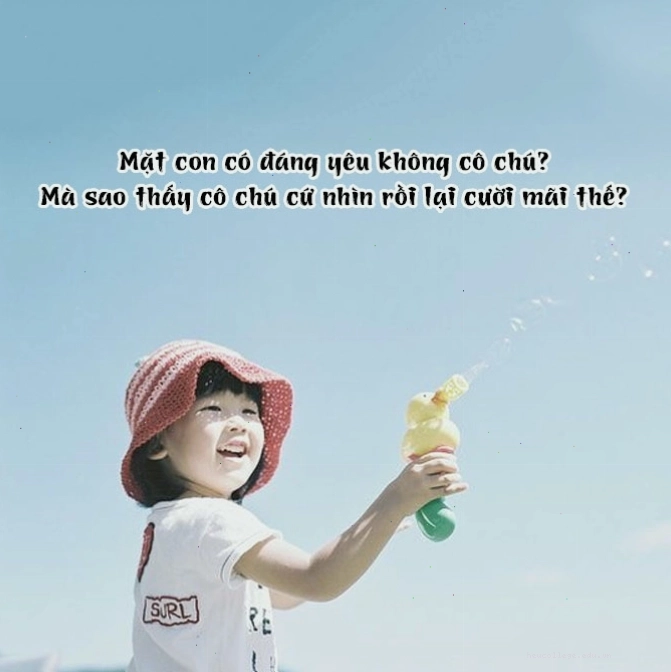 Hình ảnh một em bé đang nô đùa vui vẻ với đồ chơi