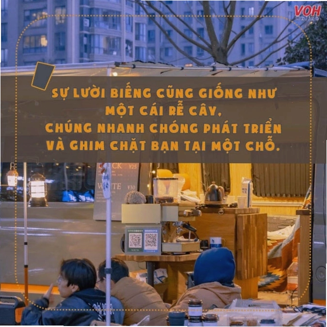 Hình ảnh người đang làm việc chăm chỉ bên bàn làm việc