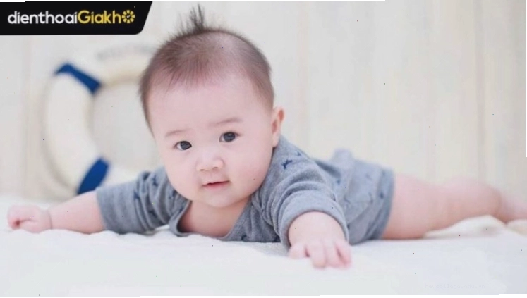 Hình nền em bé trai dễ thương với ánh mắt trong veo