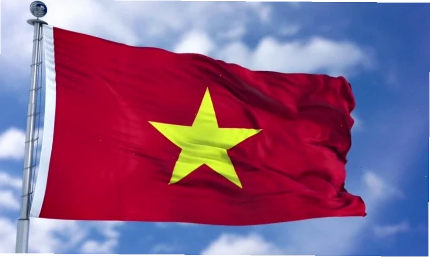 Hình nền lá cờ Việt Nam tung bay giữa trời xanh