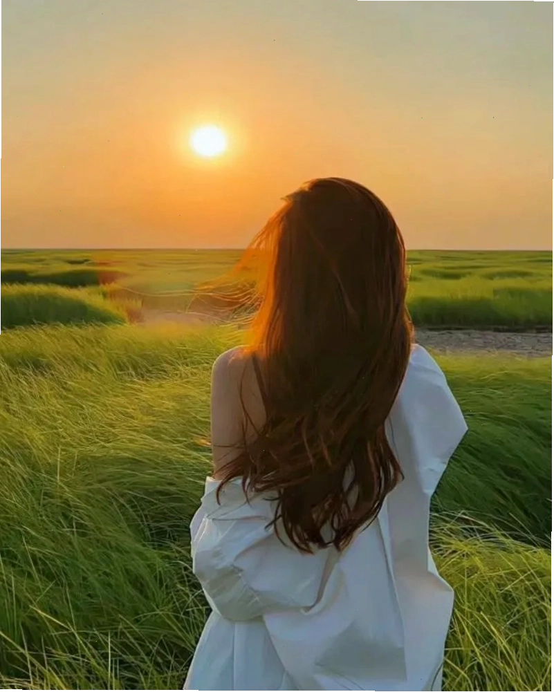 Hot girl che mặt ngắm hoàng hôn với ánh sáng vàng lãng mạn