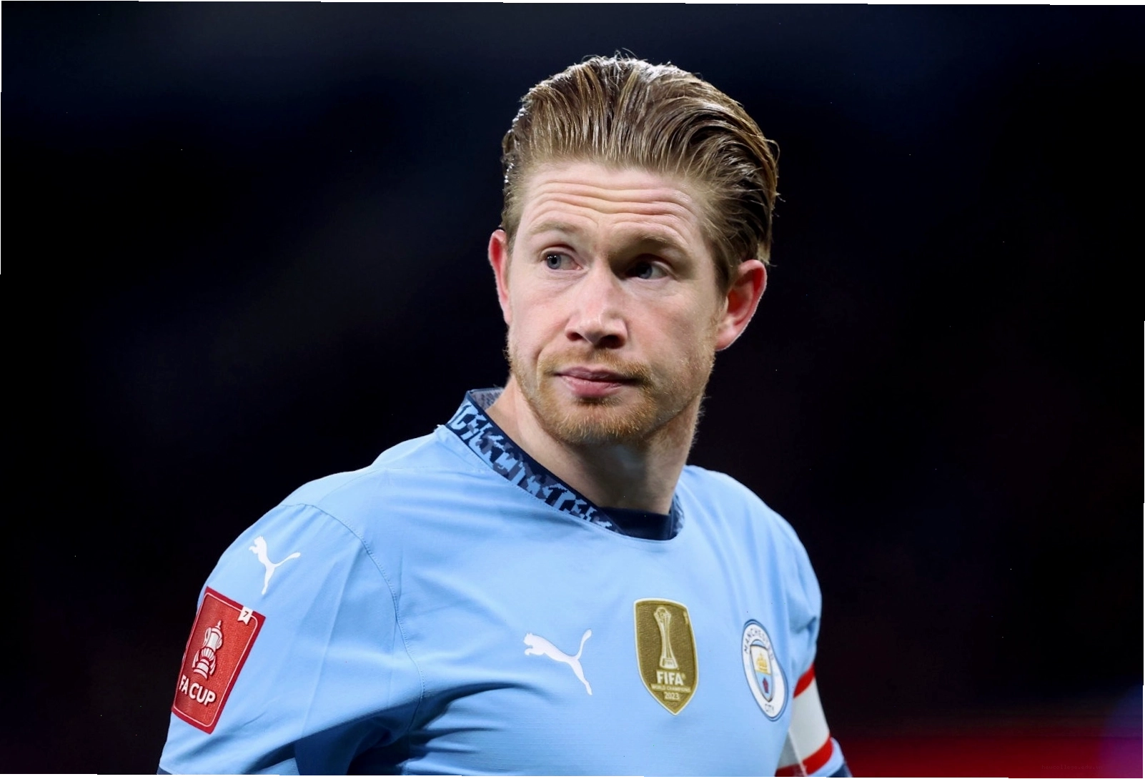 Kevin De Bruyne nổi bật với mái tóc vàng kim