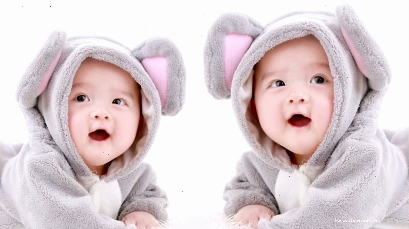 Khoảnh khắc tinh nghịch của em bé trai