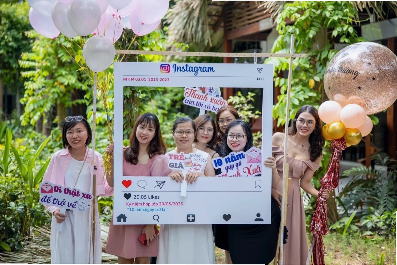 Khung check-in họp lớp tạo điểm nhấn cho không gian sự kiện