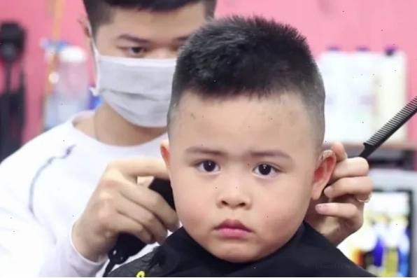 Kiểu tóc Buzz Cut (húi cua) gọn gàng và mát mẻ cho bé trai