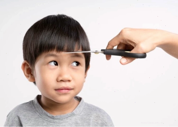 Kiểu tóc mái ngố đáng yêu cho bé trai ít tóc