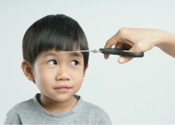 Kiểu tóc ngắn mái ngố cho bé trai ít tóc