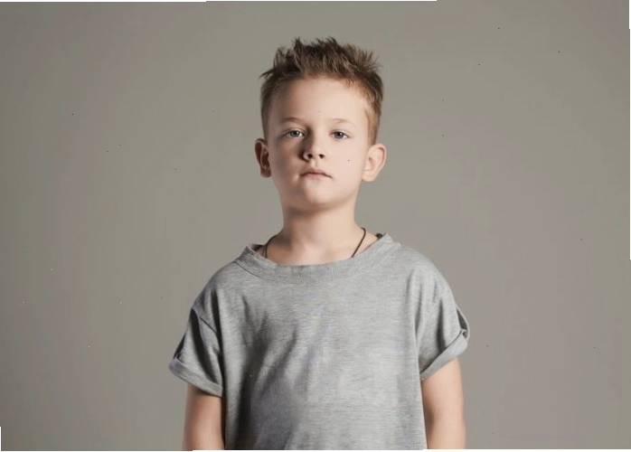 Kiểu tóc Short Quiff giúp bé trai mặt tròn trông dài và thanh thoát hơn