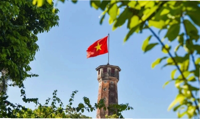Lá cờ Việt Nam đỏ thắm giữa trời xanh