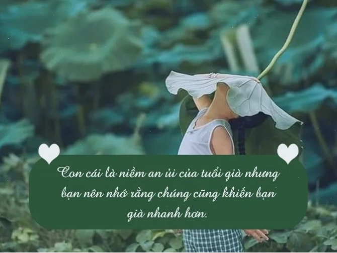 Một bé trai đang chơi đùa vui vẻ với đồ chơi, thể hiện sự hiếu động