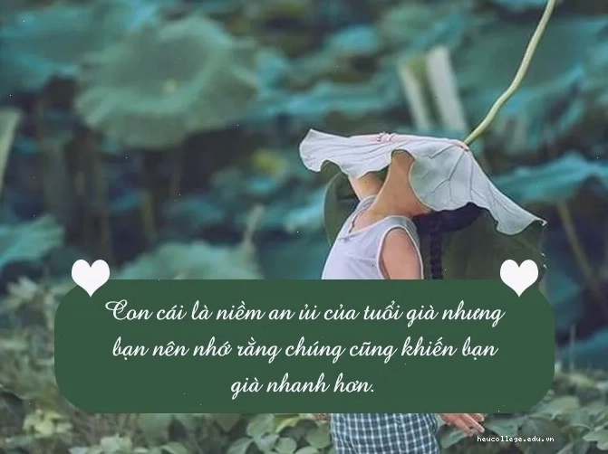 Một bé trai đang tập viết chữ, nét mặt tập trung