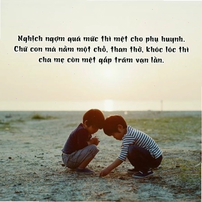 Một em bé đang cười khúc khích với biểu cảm tinh nghịch