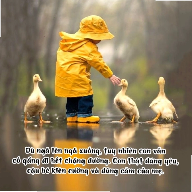 Một em bé đang cười rạng rỡ, để lộ chiếc răng sữa đầu tiên
