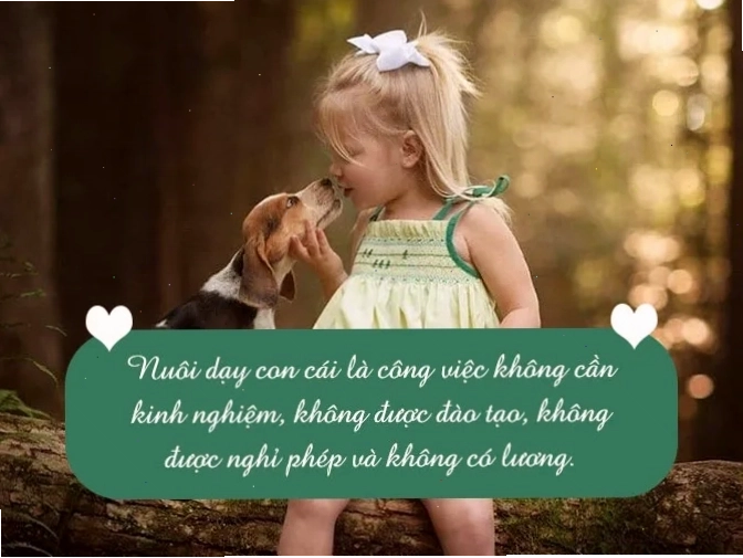 Một em bé đang ngủ ngon lành trên nôi