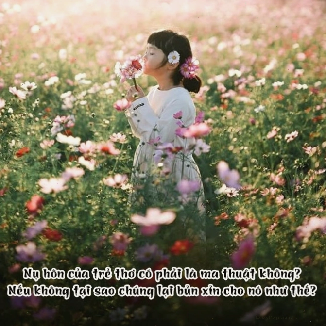 Một em bé đang ngủ say trên nôi với vẻ mặt bình yên