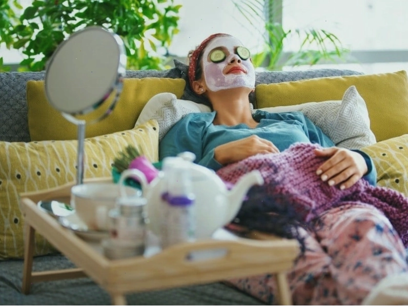 Một người đang thư giãn đọc sách bên cửa sổ