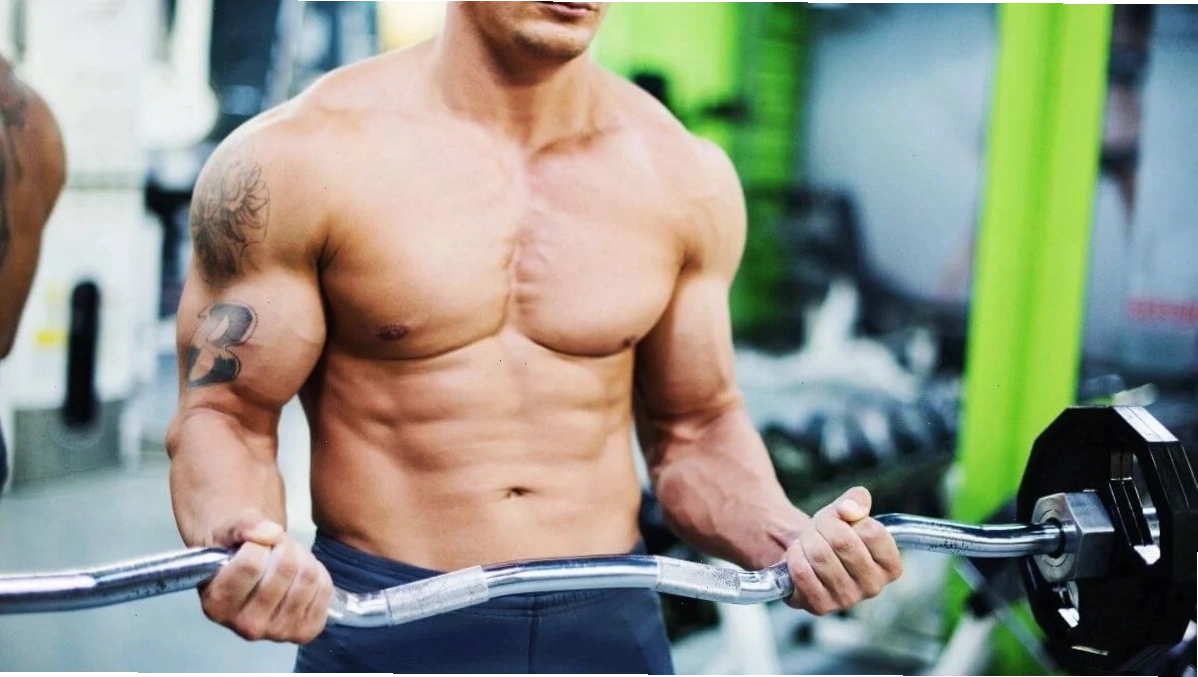 Nam 6 múi khoe body phòng gym