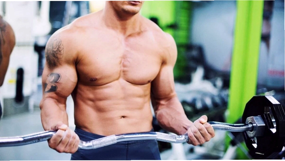 Nam 6 múi khoe body trong phòng gym