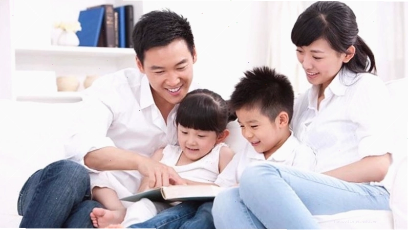 Người cha âu yếm ôm con gái nhỏ