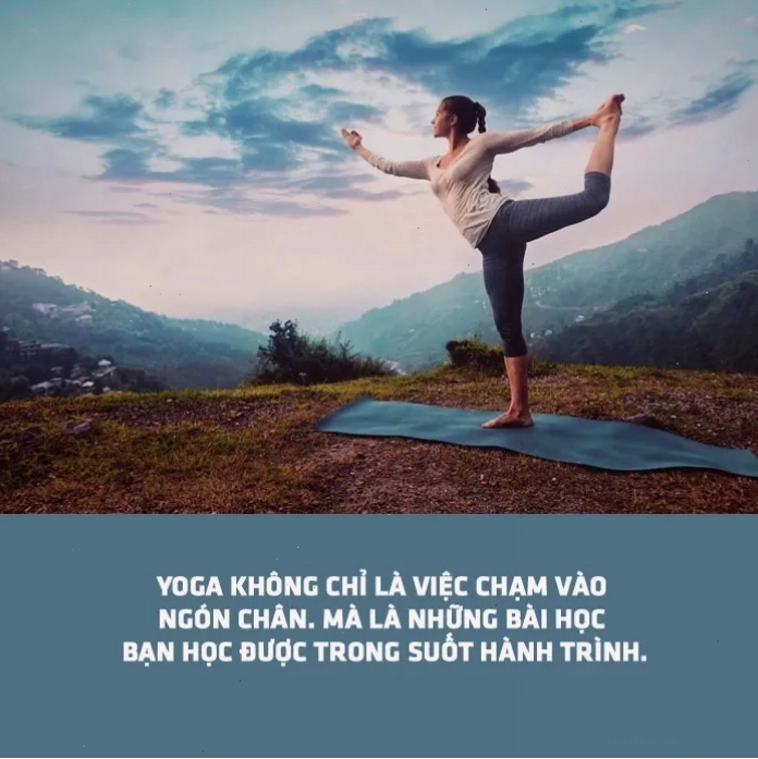 Người đàn ông thực hành yoga ở tư thế chiến binh