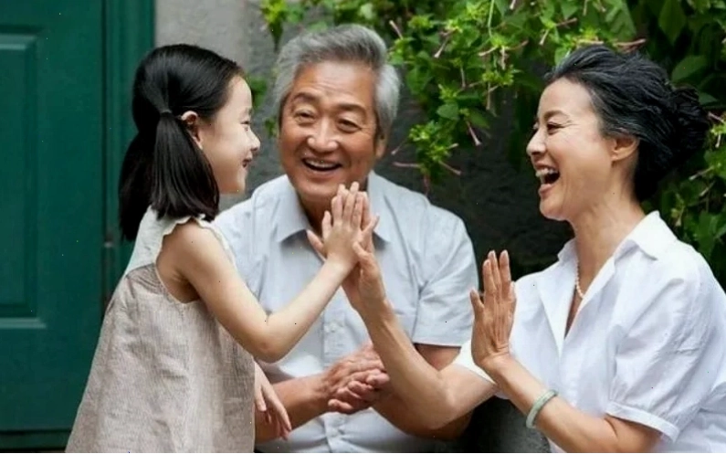 Người lớn tuổi đang đọc sách với vẻ mặt trầm tư