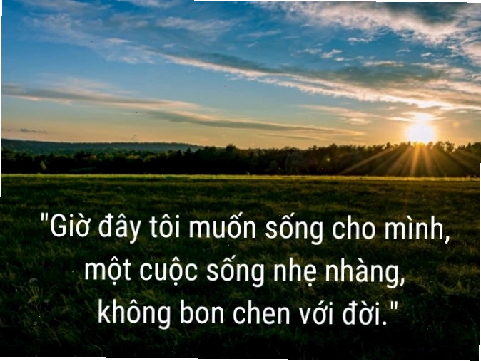 Người nông dân đang chăm sóc vườn rau xanh mướt