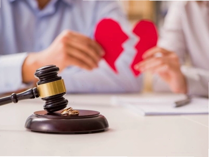 Người phụ nữ buồn bã nhìn ra cửa sổ, thể hiện nỗi cô đơn khi chồng vô tâm
