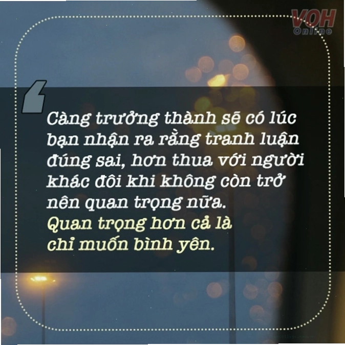 Người phụ nữ đang đọc sách trong không gian yên tĩnh, thể hiện sự thư thái và tự chủ
