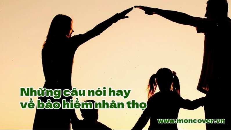 Người phụ nữ mỉm cười bên cạnh biểu tượng bảo hiểm nhân thọ, thể hiện sự an tâm