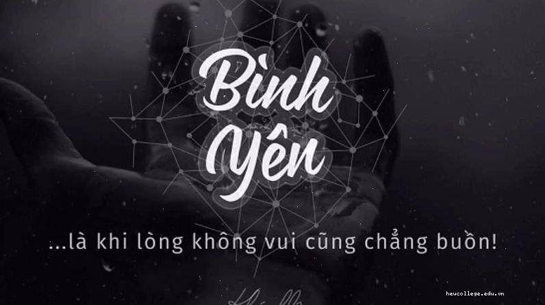 Người phụ nữ thư giãn trong không gian sống yên tĩnh