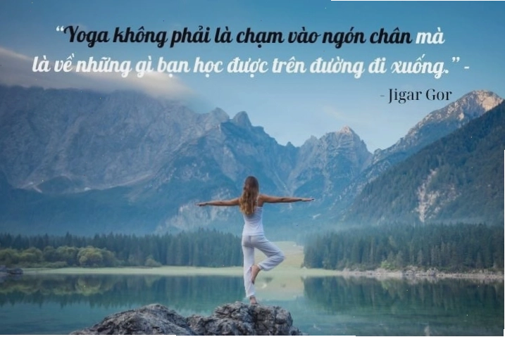 Người phụ nữ thực hành tư thế yoga trên thảm