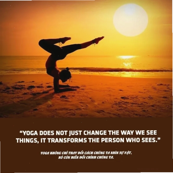 Người phụ nữ thực hành yoga trên thảm với tư thế rắn hổ mang