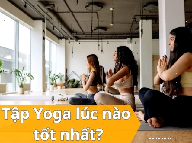 Người tập yoga thực hiện tư thế cây