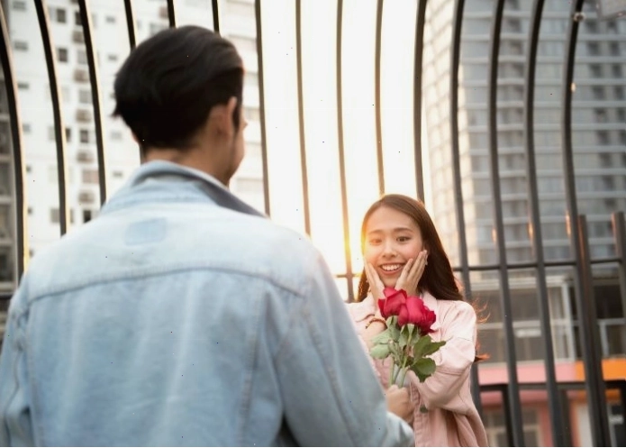 Người vợ trao nụ hôn cho người chồng trong ngày kỷ niệm