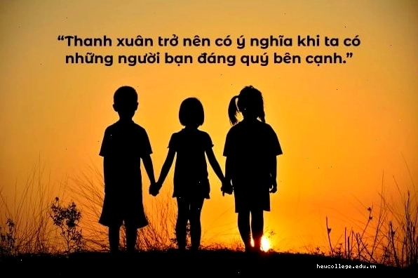 Nhóm bạn bè vui vẻ gặp gỡ và trò chuyện