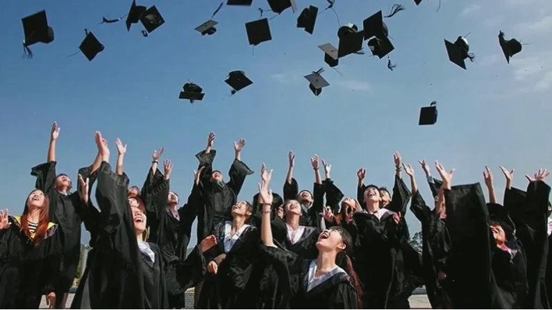 Nhóm bạn sinh viên giơ cao bằng tốt nghiệp