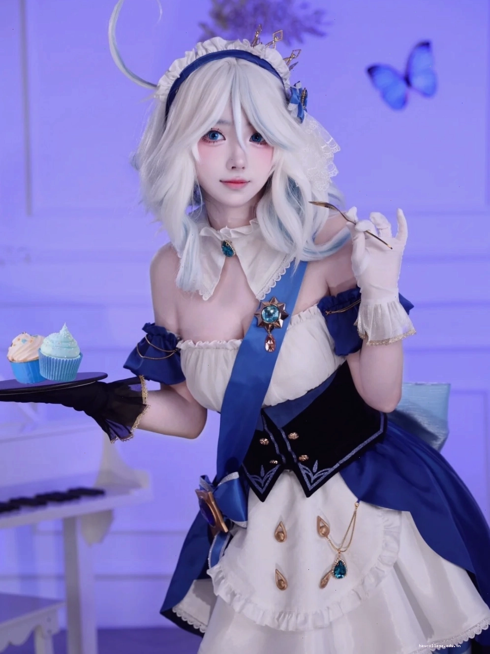 Nữ cosplayer thể hiện sự dễ thương trong bộ trang phục anime màu hồng pastel