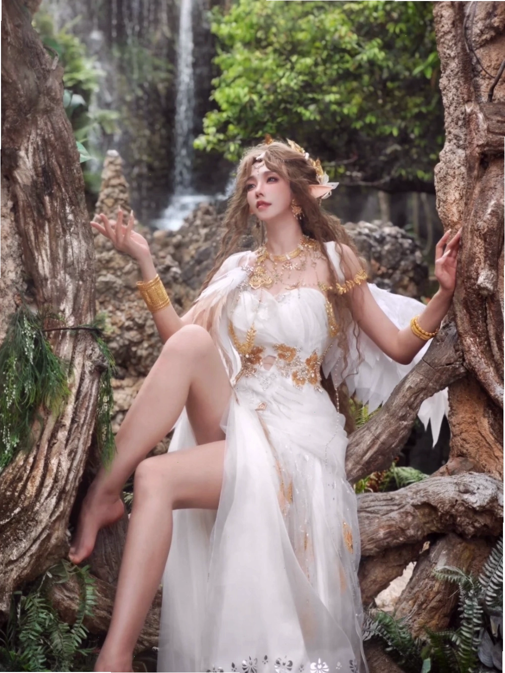 Nữ cosplayer trong trang phục game với thần thái cuốn hút