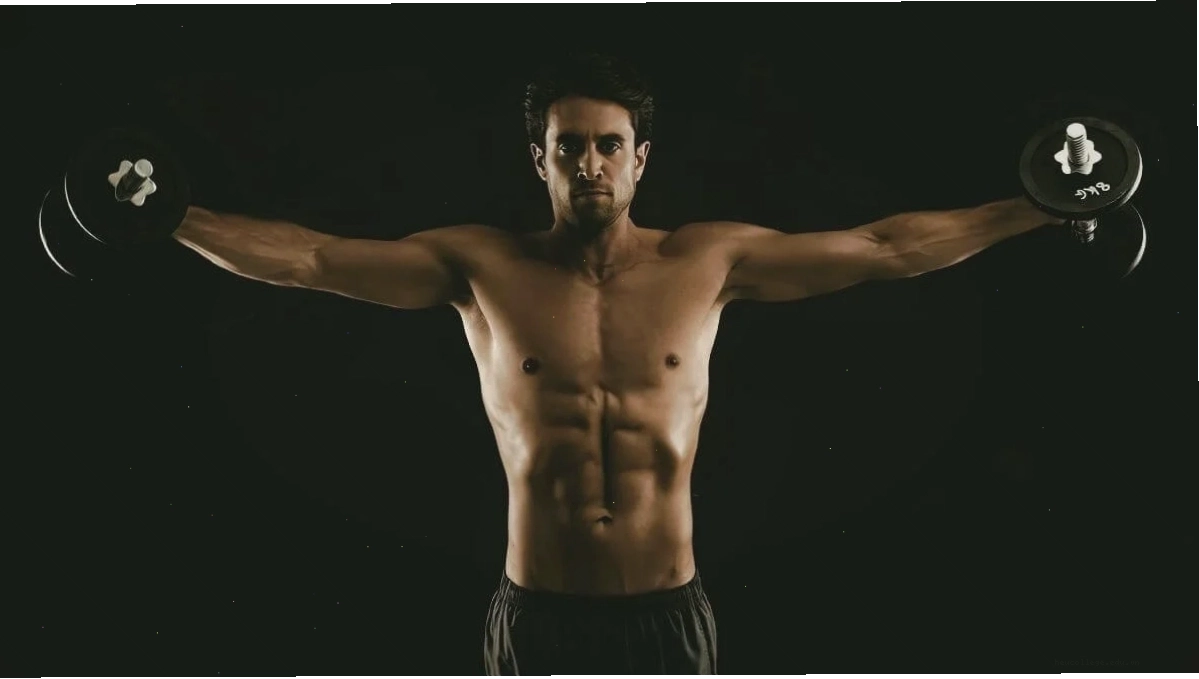 Trai đẹp 6 múi trong phòng tập gym với ánh sáng làm nổi bật cơ bắp