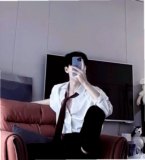 Trai đẹp với khẩu trang và mũ lưỡi trai, tạo phong cách cool ngầu bí ẩn