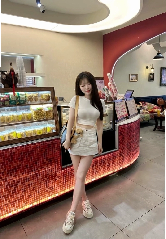 Vẻ đẹp hiện đại của cô gái xinh nhất Việt Nam