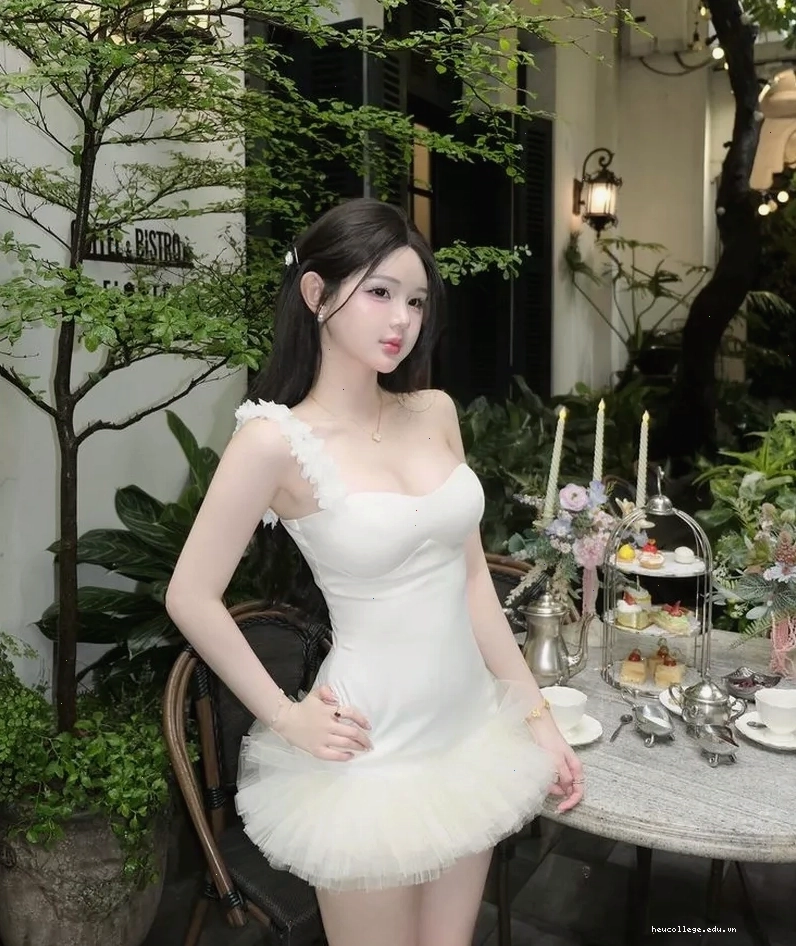 Vẻ đẹp thanh lịch của cô gái trong chiếc váy ngắn