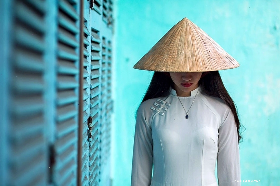 Thiếu nữ trong bộ áo dài và nón lá tại Việt Nam
