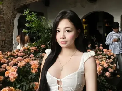 Ngắm nhìn gái xinh tóc dài nhẹ nhàng đầy quyến rũ tự nhiên